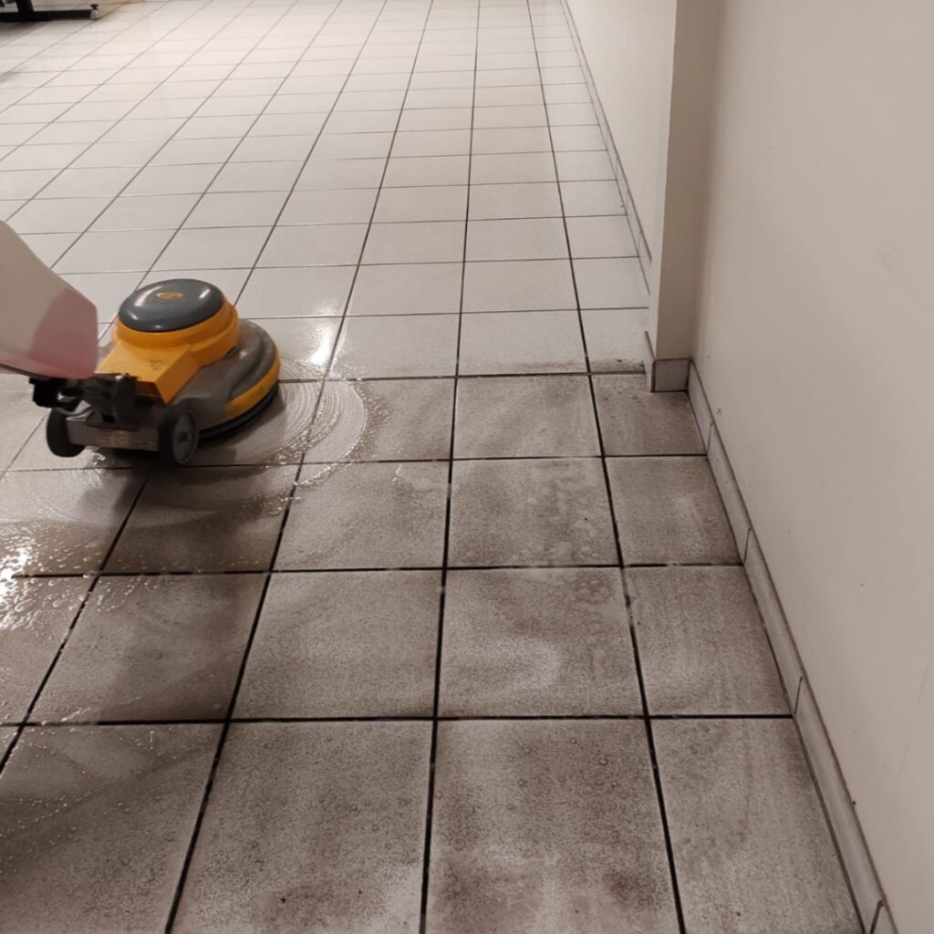 Avec le temps, les sols de vos locaux professionnels nécessitent des interventions adaptées : nettoyage régulier, nettoyage en profondeur ou décapage. Découvrez les différences entre ces prestations pour choisir la solution idéale et garantir propreté, durabilité et image irréprochable de vos espaces.